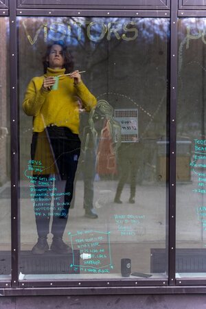 Åpen dag, kunst og håndverk, student maler på vindu