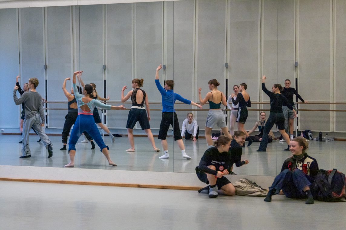 Åpen dag, danseklasse med publikum med dansere sett i speilet