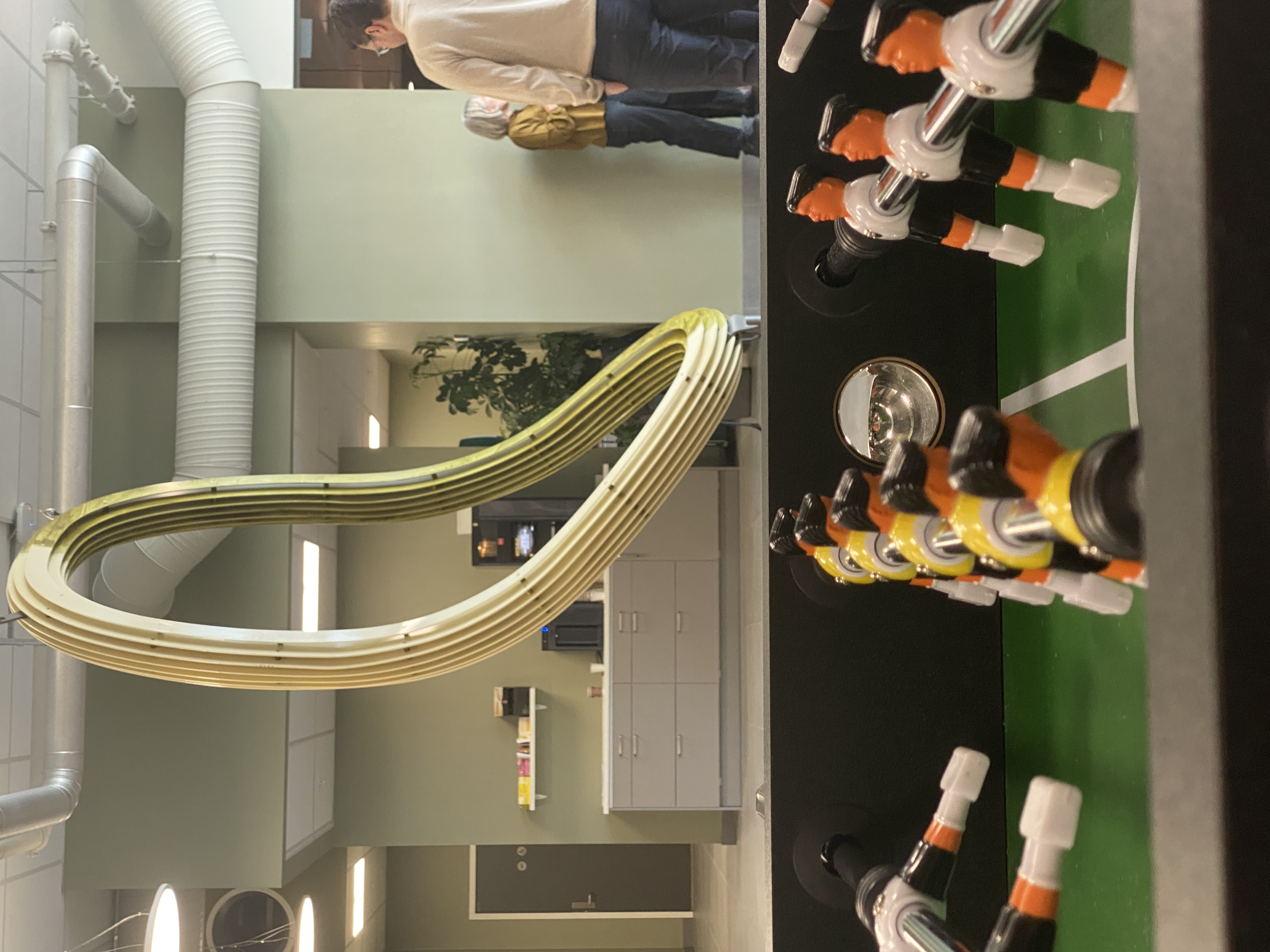 Fotballspill og shuffleboard skaper god stemning på arbeidsplassen og gir de ansatte på NAV Lillestrøm muligheten for pauser i arbeidsdagen.