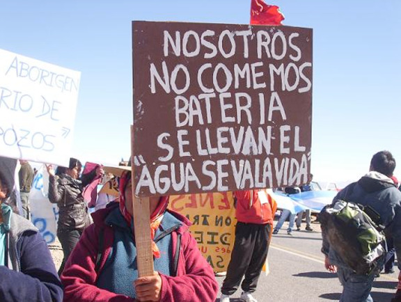 Protests in Chile over the extraction of Lithium.
Banner: ‘We don't eat batteries, they take the water, life goes away’