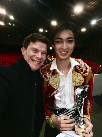 Ei Takagawa saman med ballettinstruktøren sin, Yoel Carreño, høgskolelektor i klassisk ballett, som var med og fekk sjå Ei vinne i Grasse. Foto: Yoel Carreño