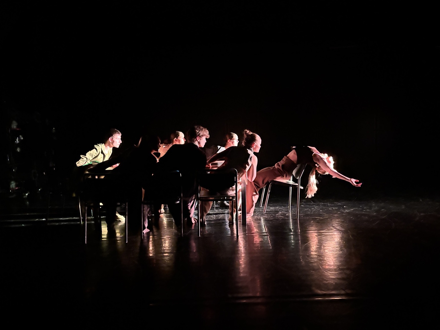 The Dinner. Koreograf: Sara Einbu med dansere fra 1. år bachelor jazzdans. Foto: Sara Einbu - foto fra prøve The Dinner. Koreograf: Sara Einbu med dansere fra 1. år bachelor jazzdans. Foto: Sara Einbu - foto fra prøve