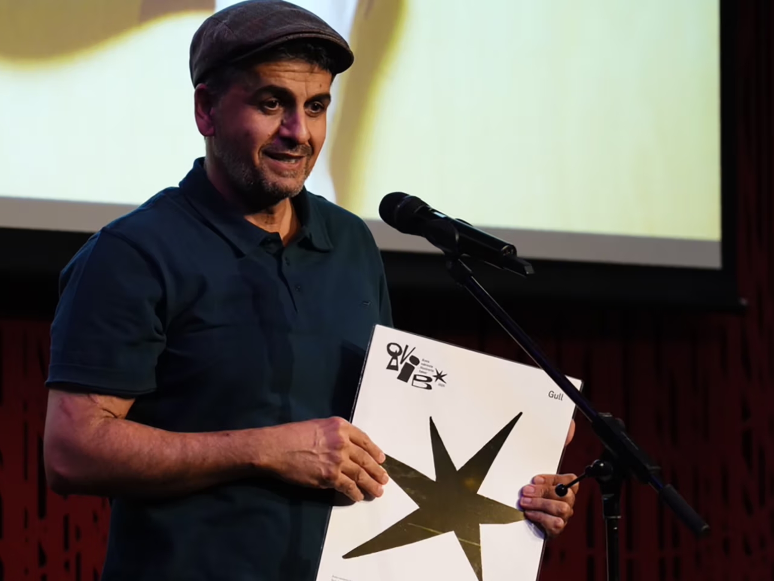 Shwan Dler Qaradaki tok med seg gull i åpen klasse under årets prisutdeling av "Årets vakreste illustrerte bøker". Foto: Jon Gorospe