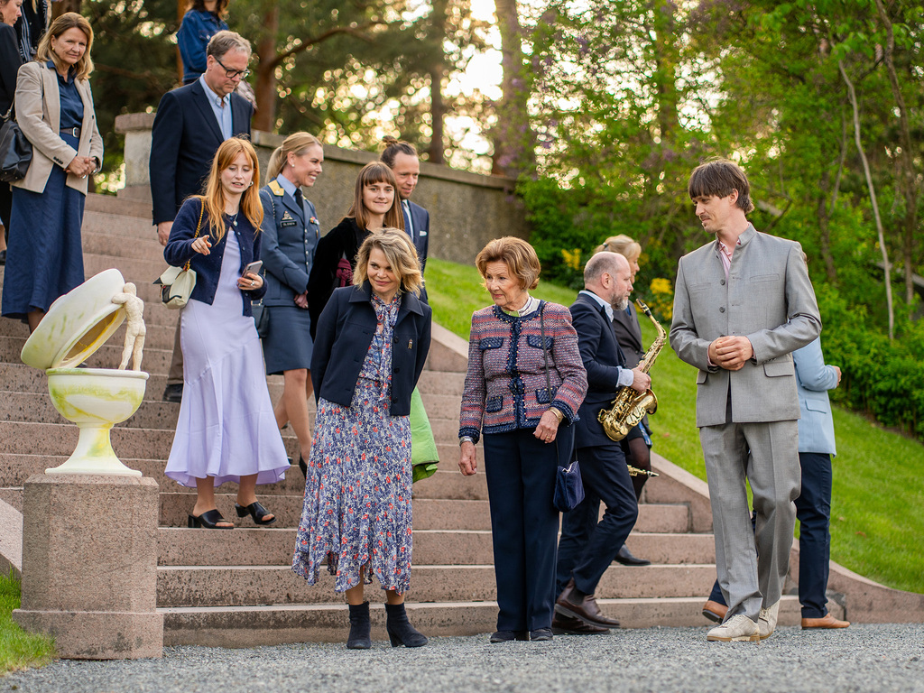 Musikalsk og majestetisk åpning av keramikkutstilling på Oscarshall Musikalsk og majestetisk åpning av keramikkutstilling på Oscarshall