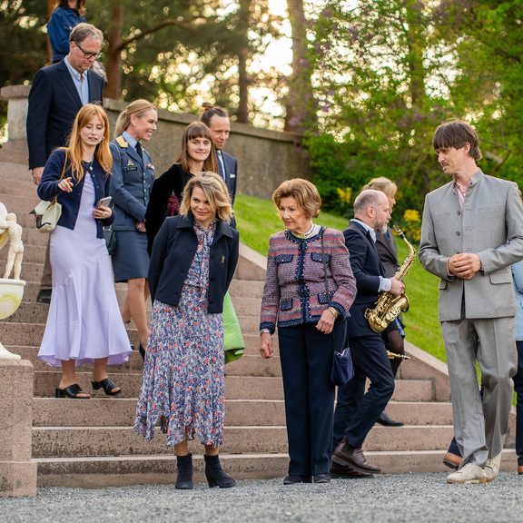 Musikalsk og majestetisk åpning av keramikkutstilling på Oscarshall