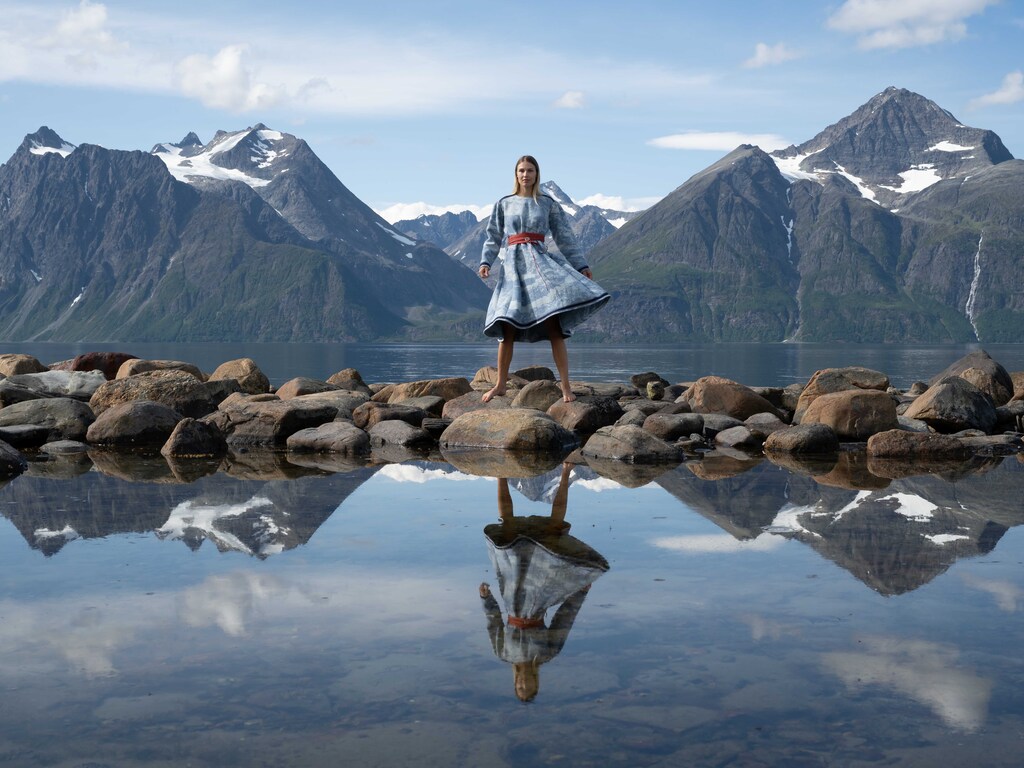 Lokale tradisjoner og samtidige uttrykk i skjønn harmoni – Ramona Salo Myrseth mottar Stiftelsen Scheiblers motepris 2025