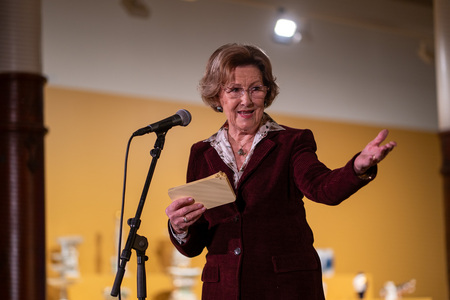 H.M Dronningen holder åpningstale i KunstStallen. Foto: Mina Wang-Andersen