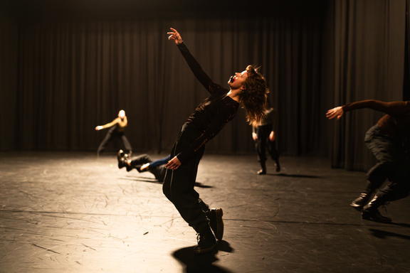 Høstforestilling 2025 KHiO. Koreografien "Lekke" av Ingeleiv Berstad med tredjeårsstudentene på bachelor samtidsdans. Foto: Yaniv Cohen