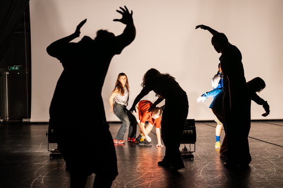 Høstforestilling 2025 KHiO. Koreografi" Nobody knows" av Eivind Seljeseth med andreårsstudentene på bachelor samtidsdans. Foto: Yaniv Cohen