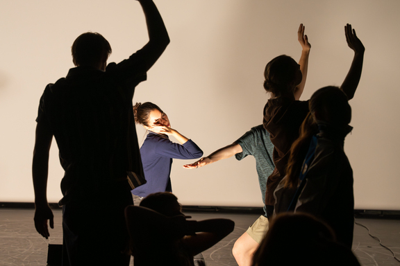 Høstforestilling 2025 KHiO. Koreografi" Nobody knows" av Eivind Seljeseth med andreårsstudentene på bachelor samtidsdans. Foto: Yaniv Cohen