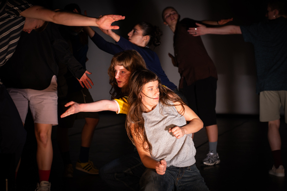 Høstforestilling 2025 KHiO. Koreografi" Nobody knows" av Eivind Seljeseth med andreårsstudentene på bachelor samtidsdans. Foto: Yaniv Cohen