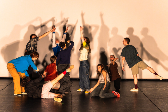 Høstforestilling 2025 KHiO. Koreografi" Nobody knows" av Eivind Seljeseth med andreårsstudentene på bachelor samtidsdans. Foto: Yaniv Cohen