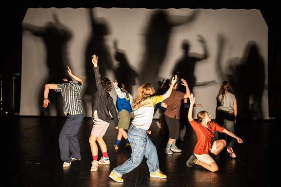 Høstforestilling 2025 KHiO. Koreografi" Nobody knows" av Eivind Seljeseth med andreårsstudentene på bachelor samtidsdans. Foto: Yaniv Cohen