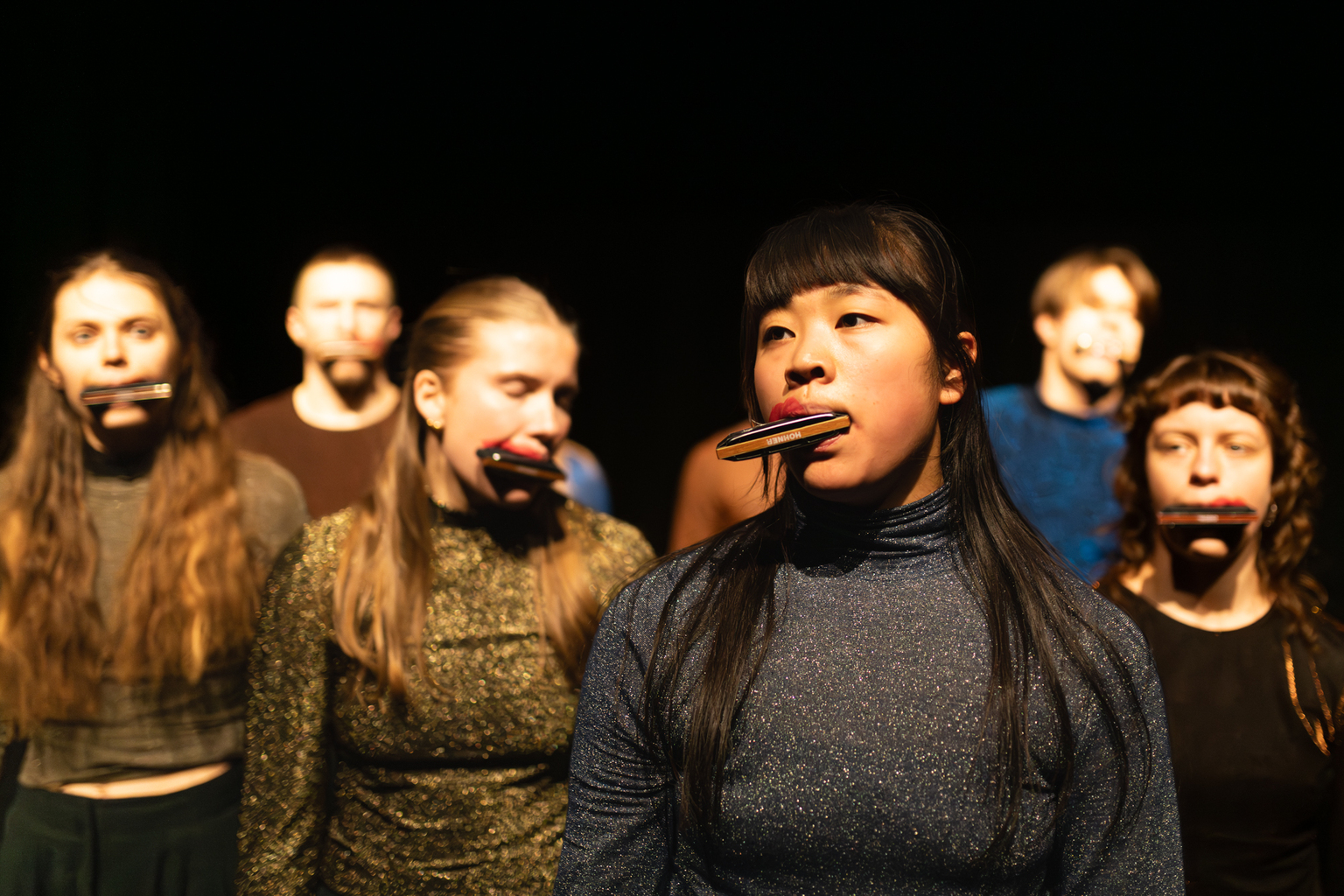 Høstforestilling 2025 KHiO. Koreografien "Lekke" av Ingeleiv Berstad med tredjeårsstudentene på bachelor samtidsdans. Foto: Yaniv Cohen