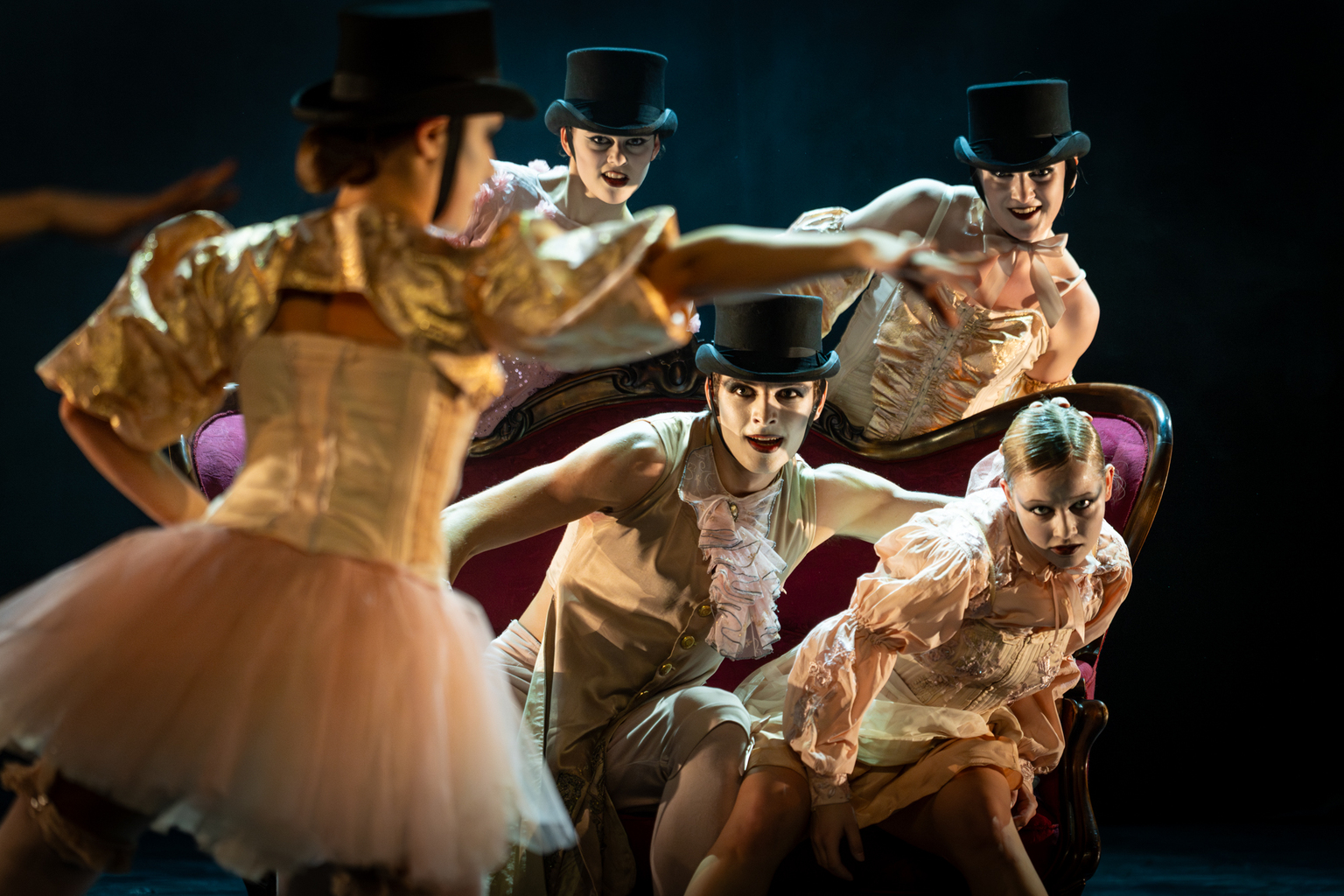 Midlertidig illustrasjon fra Høstforestilling 2025 KHiO. Koreografi "Pulp" av Subjazz med andreårsstudentene på bachelor jazzdans