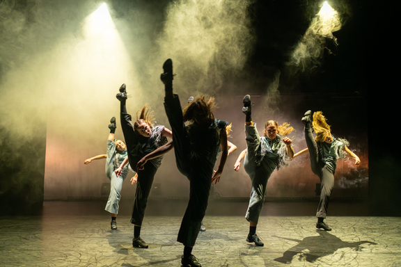 Høstforestilling 2025 KHiO. Koreografi "Groβstadtsafari" av Jo Strømgren med tredjeårsstudentene på bachelor jazzdans. Foto: Yaniv Cohen