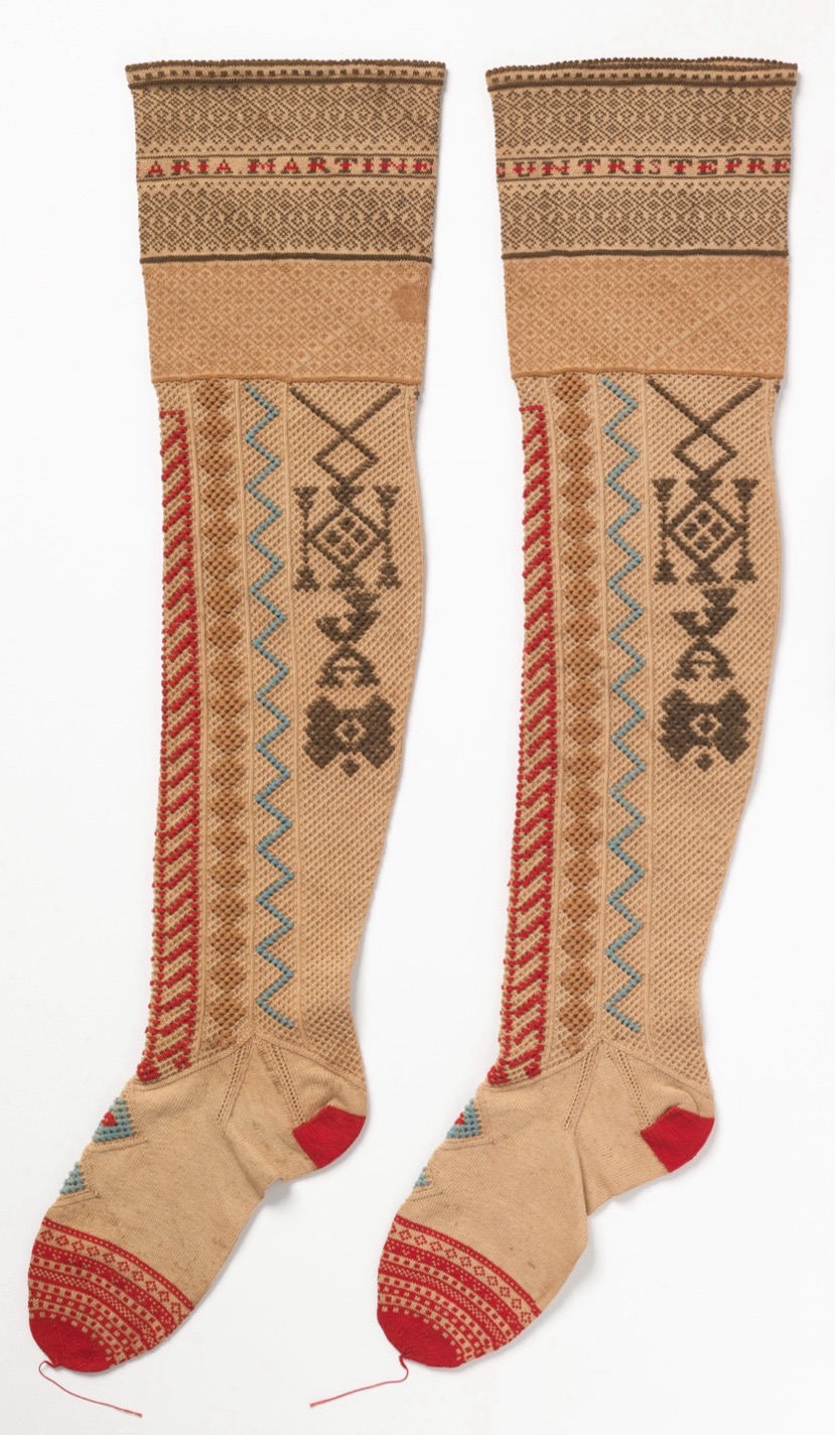 Image credit: Stockings with Spanish text “Regalo de un triste preso” [Gift of a sad prisoner]. Smithsonian Record ID: edanmdm:chndm_1945-54-20-a_b