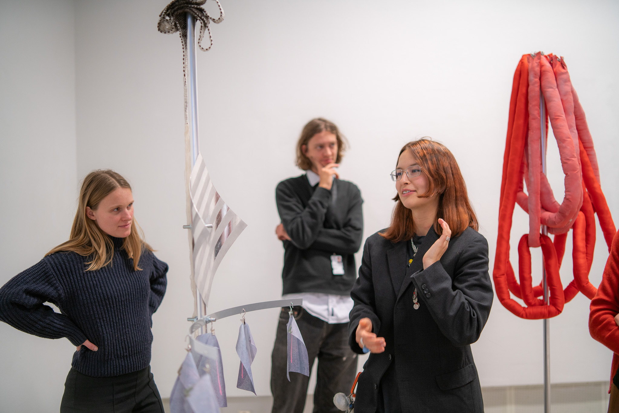 Sarah, Julius og Hedvig i Galleri Seilduken, Foto: Emil Vestre / KHiO