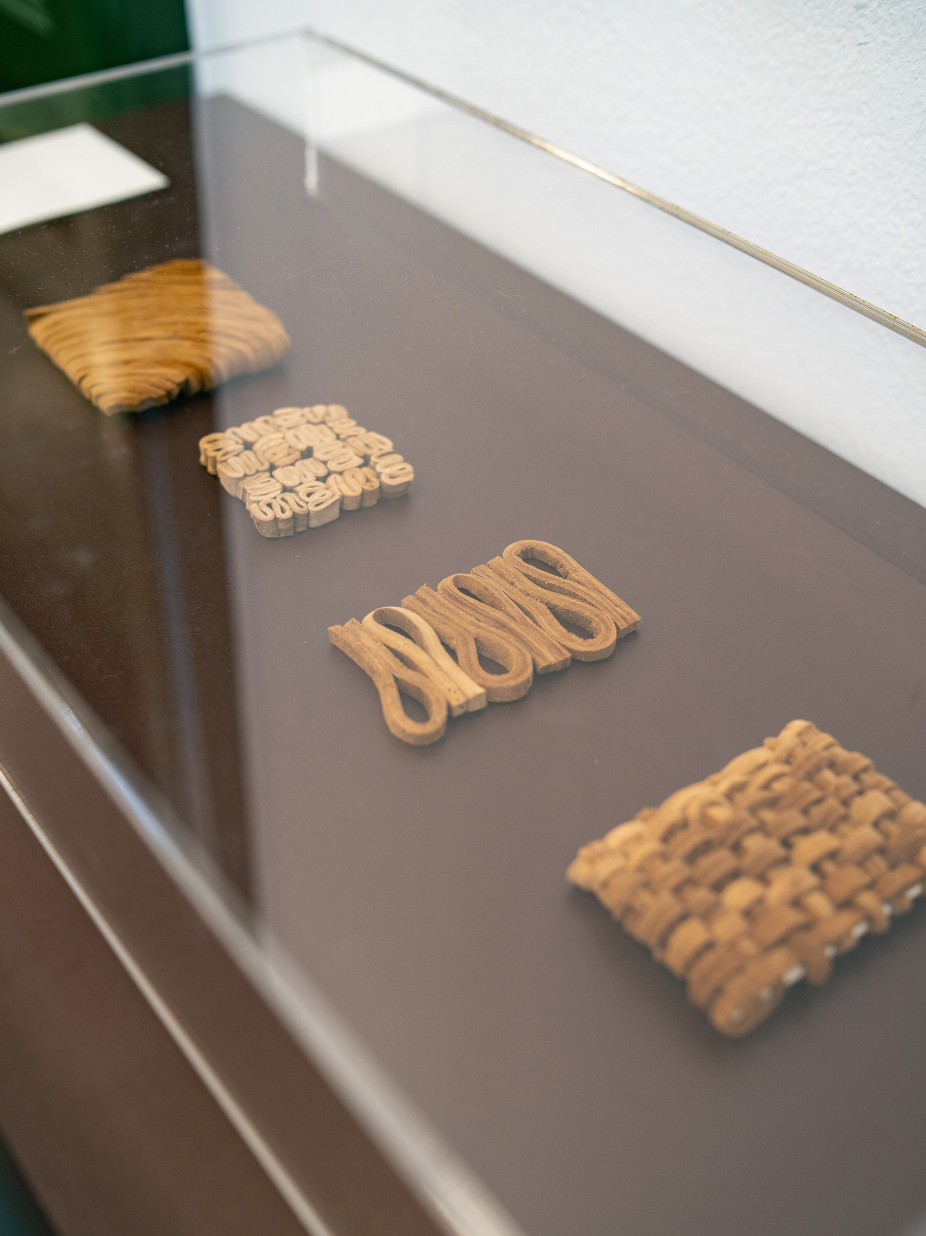 Materialtest på miniutstillinga A Ritual of Amadou av Mari Koppanen på Naturhistorisk museum i Oslo 2025/26. Foto: Emil Vestre/KHiO