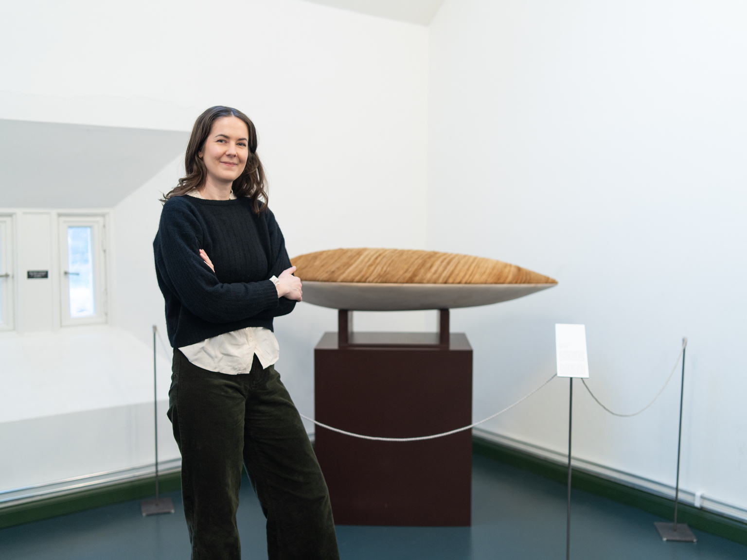 Stipendiat Mari Koppanen forskar på sopp og lager kunsthandverk for å skape internasjonal merksemd rundt materialet. Her frå utstillinga The Ritual of Amadou på Naturhistorisk museum i Oslo. Foto: Emil Vestre/KHiO