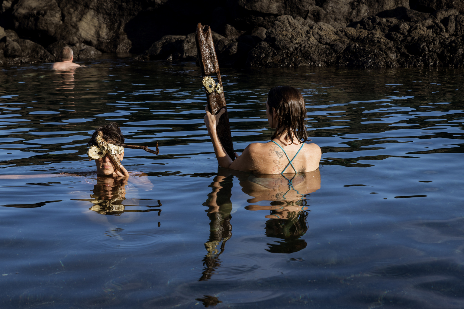 Mariana Lopes. Black Smokers, Helle Siljeholm (2025) 
Kunstprosjekt produsert som del av Walk&Talk — Arts Biennial, Azores
