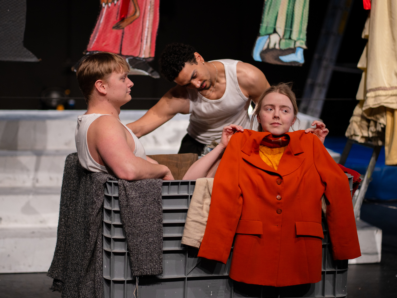 Fra 2.klasse på Teaterhøgskolen sin forestilling "Johan uten land", 2026. Foto: Mina Wang-Andersen