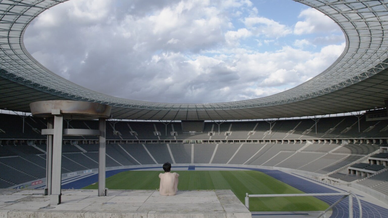 Sommerspiele (2023), film directed by Eszter Salamon, Olympic Stadium, Berlin, Film Still © Marie Zahir 