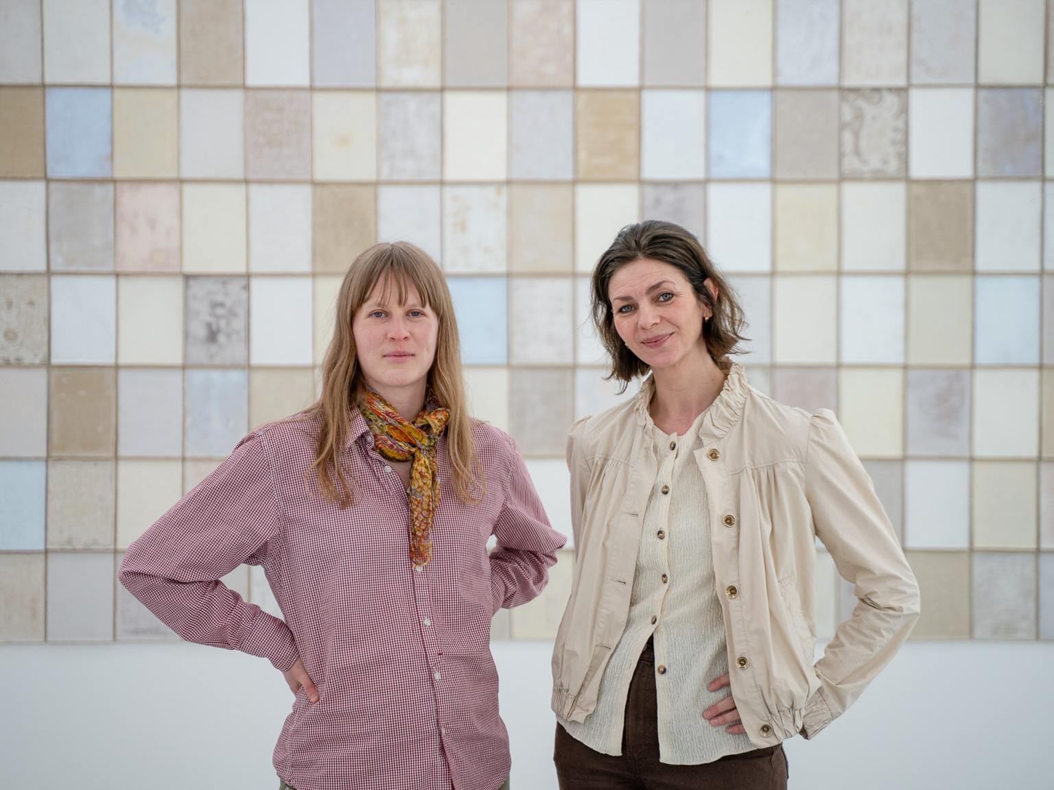 Marte Johnslien og Julia K. Persson foran samarbeidsverket "Snø i April".. Foto: Emil Vestre