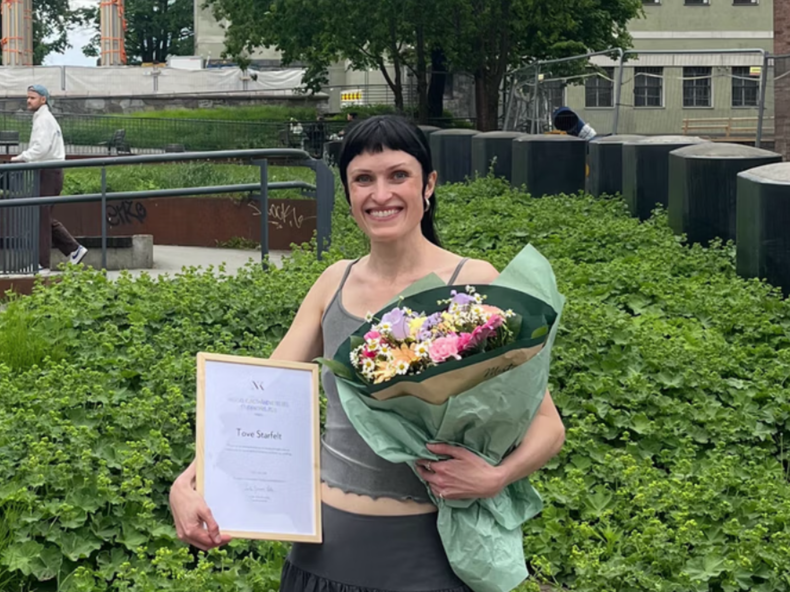 Tove Starfelt med Norske Kunsthåndverkeres studentpris 2026. Foto:  Stephanie Serrano Sundby / NK.